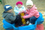Hania (w środku) z przyjaciółmi na placu zabaw