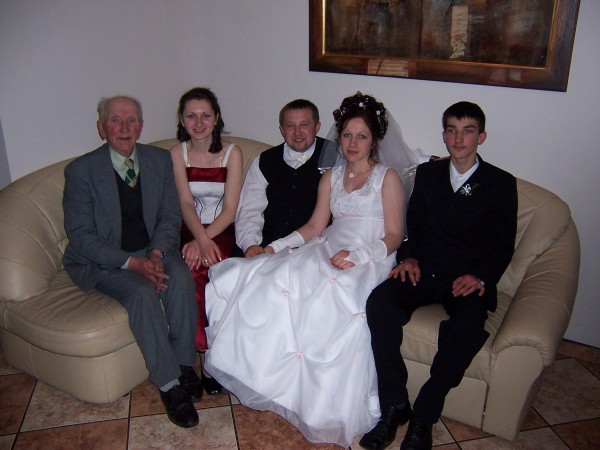 Mój najukochańszy dziadziuś zdążył jeszcze zatanczyć na moim weselu.Tak cudownego dziadka życzę kazdemu!