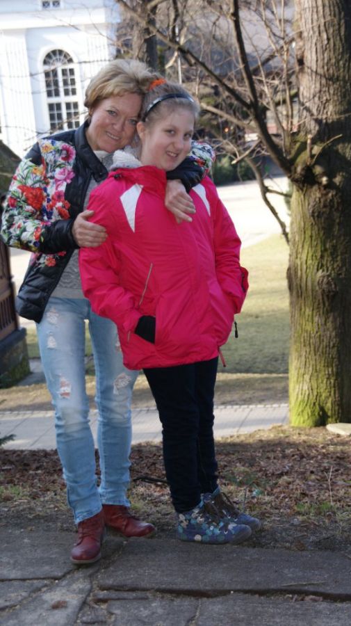 Mama i córka radośnie spędzają Dzień Kobiet na wycieczce w Szczawnie.