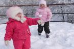 Kamilka i Weronika rzucają się śnieżkami