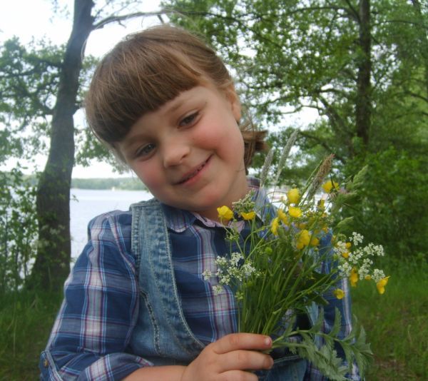 Alusia zebrała bukiet kwiatów polnych dla mamusi.