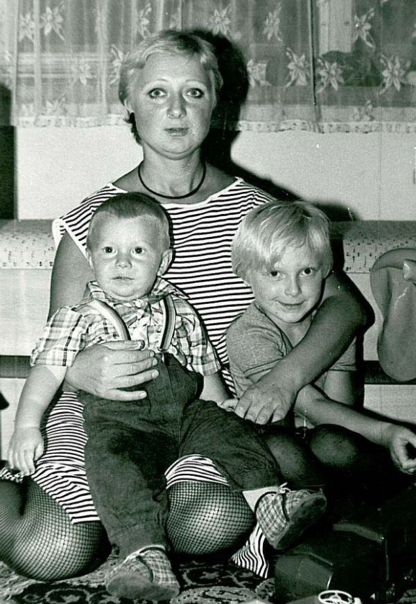 9 września 1983. Babcia Dunia ze swoimi dziećmi. 
