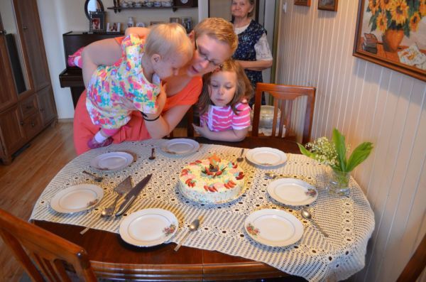 Wszystkie moje dziewczyny zdmuchują świeczkę.