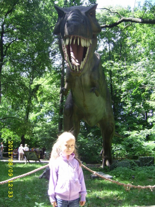 Emilka przed sikającym dinozaurem