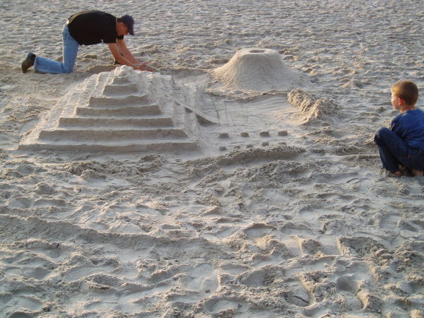 Zamek z piasku nad morzem.