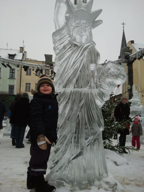 Pozowanie przy figurach lodowych w Olsztynie:)