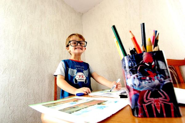 Bartuś dzielnie walczy o swoje pierwsze biurko;)