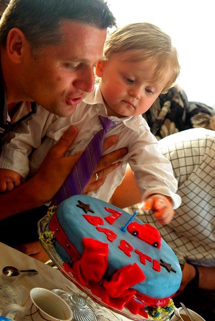 Barti i jego pierwszy tort i pierwszy taki wyszedł mamie-własnoręczna robota.i udało sie.a świeczkę zgasił palcem;)