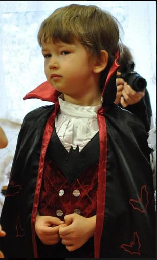 Trzyletni Mati na swojej pierwszej zabawie karnawałowej jako przesłodki książę wampirów