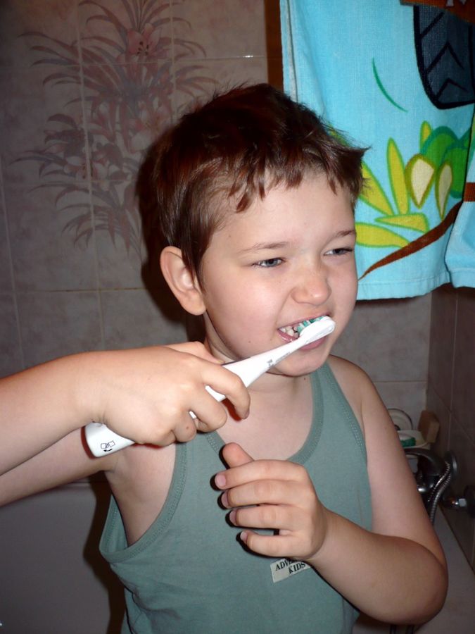 Mati myje zęby