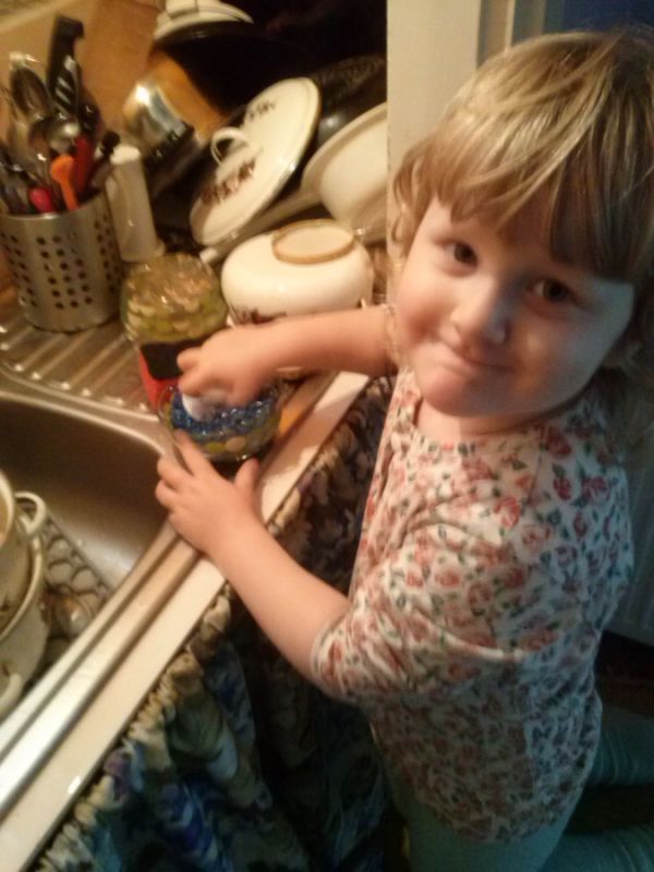 Amelka myje naczynia