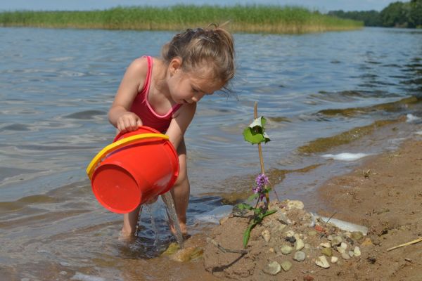 Zosia tylko latem może być królową w swym niezwykłym piaskowym zamku zbudowanym własnoręcznie :) Popeosimy zestaw MAZIAJKI