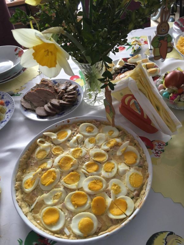 Tarta z jajkami, serem i szynką