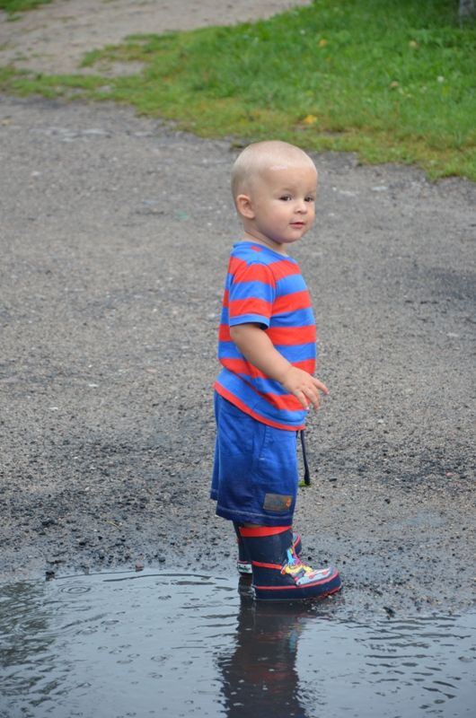 bieganie po kałuży po letniej burzy:)