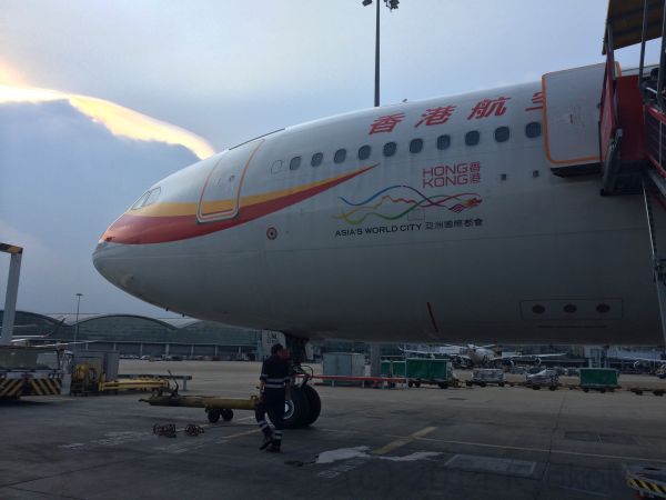 Hong Kong Airport (Chiny, SAR) - Airbus A330-200 by HongKong Airlines