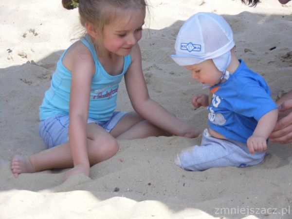 Zabawy rodzeństwa w piasku 