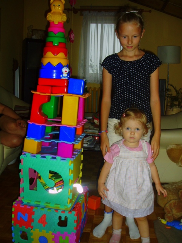 Klaudia i Weronika zbudowały wieżę z klocków, pianek i innych zabawek