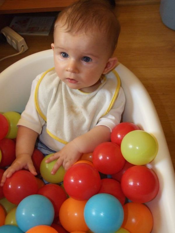 basenik z piłkami z okazji dnia dziecka