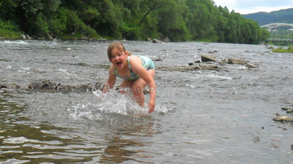 Woda i słońce (nawet jeśli trochę za chmurką) - czy może być lepsza opcja na wakacyjne zabawy dla dziecka?