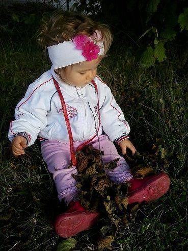U nas jesieni jeszcze bardzo nie widać ale spadły pierwsze liście co moja córeczka od razu wykorzystała;) Zabawa w liściach bardzo jej się spodobała;)
