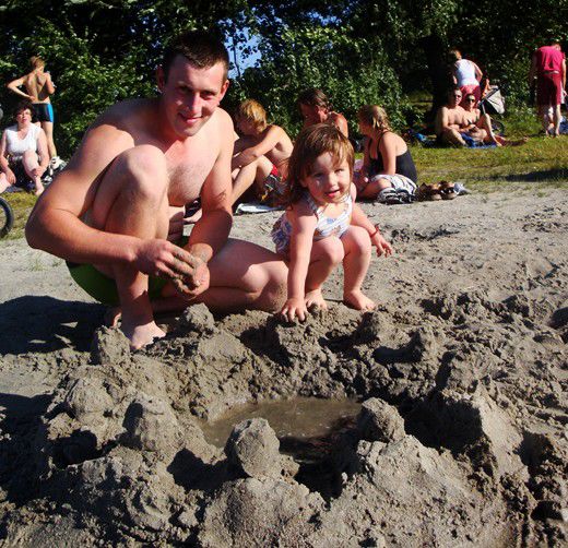 Majcia z tatą buduje