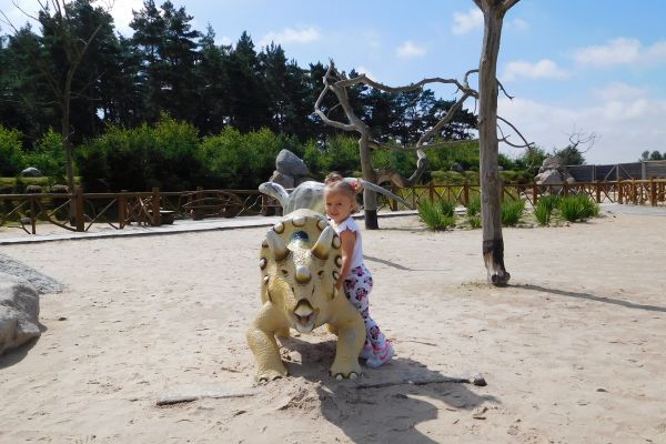 Nowe miejsce odwiedzone przez Julkę w tym roku to Park Dinozaurów w Łebie, od tej pory Julia jest zakochana w dinusiach, ma pluszaka którego nie opuszcza i wciąż opowiada że chce jechać do "łaaał"- tak ryczą dinozaury :)