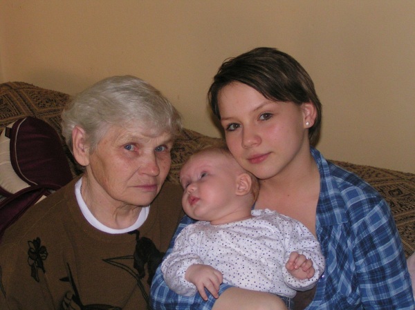 Ja z babcią, a Julka z prababcią Marysią!Zdjęcie z pierwszą prawnusią