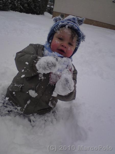 Szymek uwielbia śnieg
