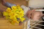 Maksym i pierwsze wiosenne kwiaty w domu - na moje 10 miesięcy!