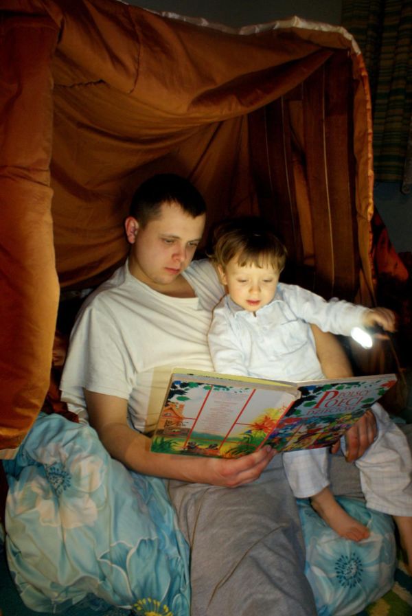 Tata czyta Bartusiowi :)