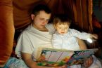 Tata czyta Bartusiowi :)