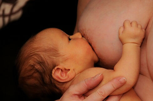 breastfeeding-841506_640.jpg