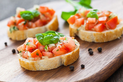 Bruschetta-z-pomidorami-i-sosem-musztardowo-paprykowym-f.jpg