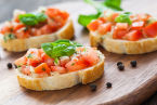 Bruschetta-z-pomidorami-i-sosem-musztardowo-paprykowym-f.jpg