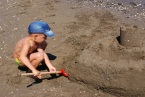 Olaf podczas budowy wielkiego piaskowego zamku :) 