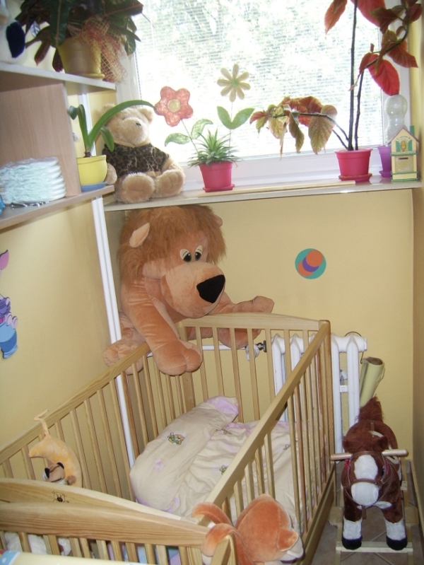 Łóżeczko Madzi pod oknem