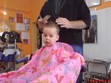 Franek prawie 2 latka, u fryzjera :) fajnie jest :)