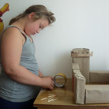 Magda przy budowie zamku z pudełek