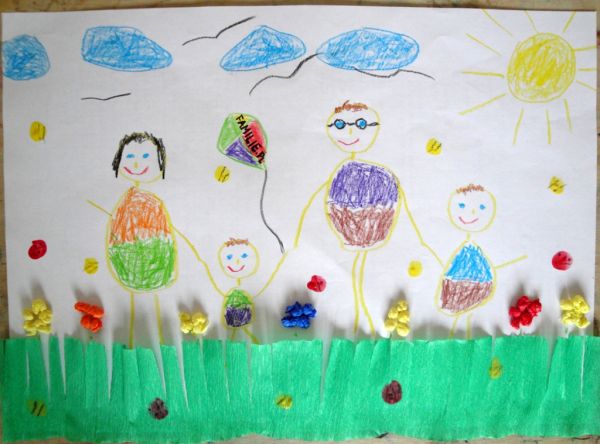 Filipek (prawie 4 lata) narysował naszą rodzinę na łące, puszczamy latawca. Trawę i kwiaty zrobił z bibuły a pszczółki i biedronki są odbiciem palca synka.