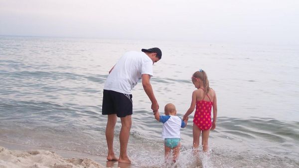 Moje dzieci kochają wakacje-za to,że mogą spędzać je z tatą,którego zwykle w domu nie ma... ;) 