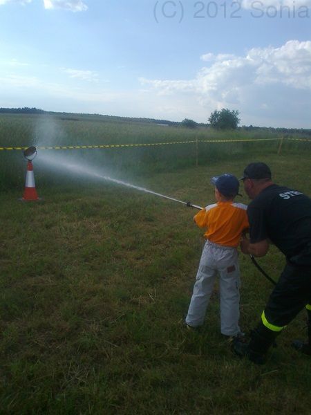 Patryk uczy się bycia strażakiem:)