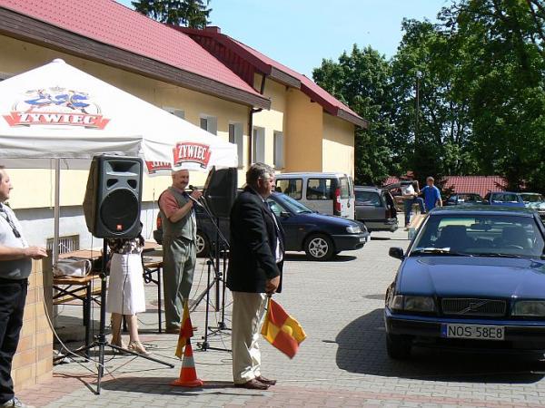 I Ogólnopolski Rodzinny Rajd Samochodowy - załoga "Ostróda" na starcie ( "wypuszcza" Wójt Gminy w Kolnie Henryk Duda)