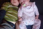 śpiące rodzeństwo 3,5 letni Kamilek i 7-tygodniowa Patrycja