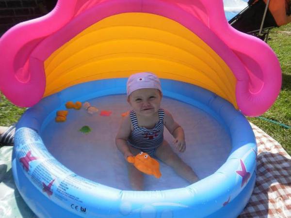 Oliwia w basenie - na wsi :)