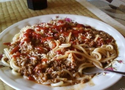 Spagetti z mielonym mięsem i pomidorem.