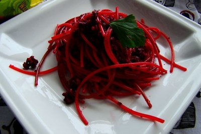 Spaghetti z pesto z buraczków 