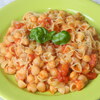 Włoski makaron z cieciorką i pomidorami