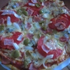 Pizza z oliwkami pomidorami i szynką