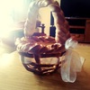 Wielkanocny koszyk z ciasta drożdżowego.