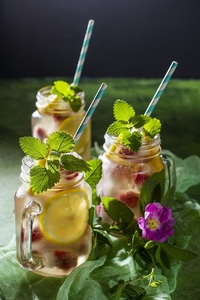 Lemoniada z malinami, cytryną i herbatą